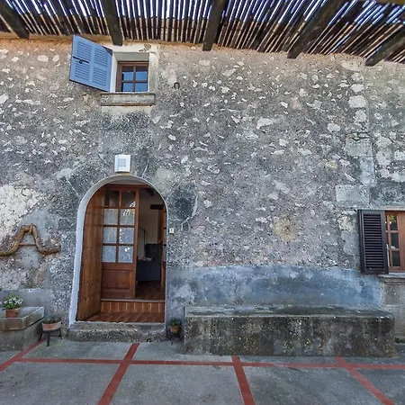 Can Guineu Villa *